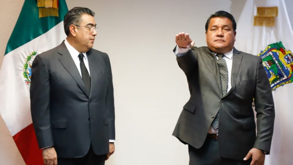 Salomón Céspedes (izquierda) nombró a Julio Miguel Huerta Gómez (derecha), primo de Miguel Barbosa, como nuevo titular de la Secretaría de Gobernación de Puebla