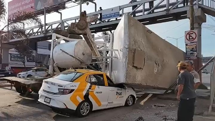 Maquinaria que transportaba tráiler aplasta taxi en bulevar Colosio, Pachuca | VIDEO