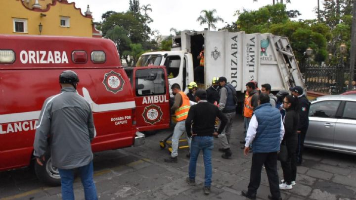 Trabajador de limpia pública de Orizaba resbala y cae a trituradora