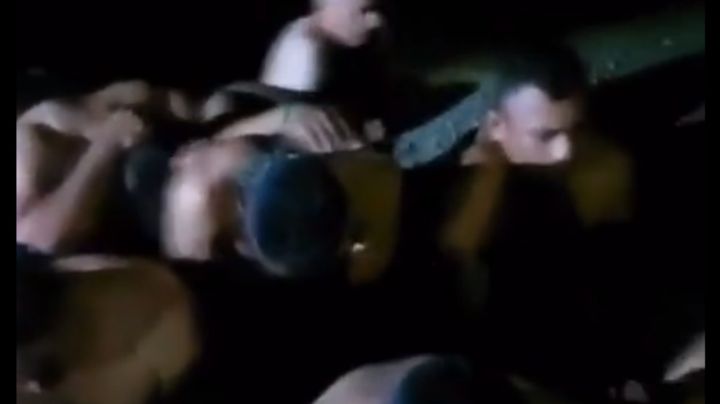VIDEO: Hincados y sin ropa, 12 militares son amenazados en Chiapas