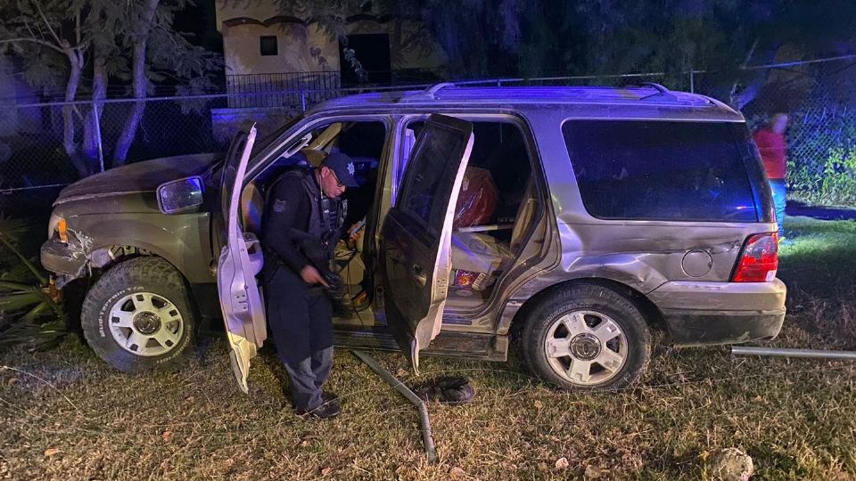 La camioneta en la que huían los presuntos ladrones contaba con reporte de robo.