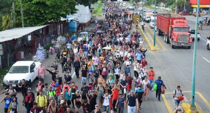 Caravana de migrantes en Oaxaca avanza a pie, en bicicleta o de "aventón"