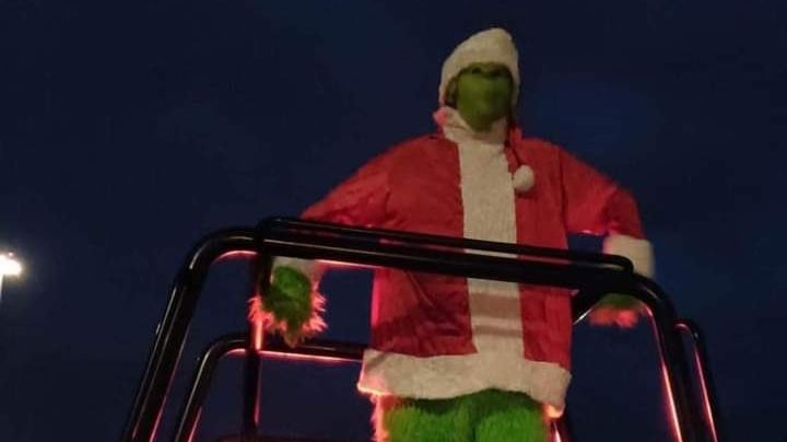 ¡Grinch trata de robarse la navidad y salió arrestado!