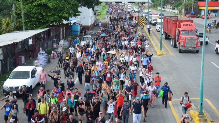 Caravana de migrantes en Oaxaca avanza a pie, en bicicleta o de "aventón"