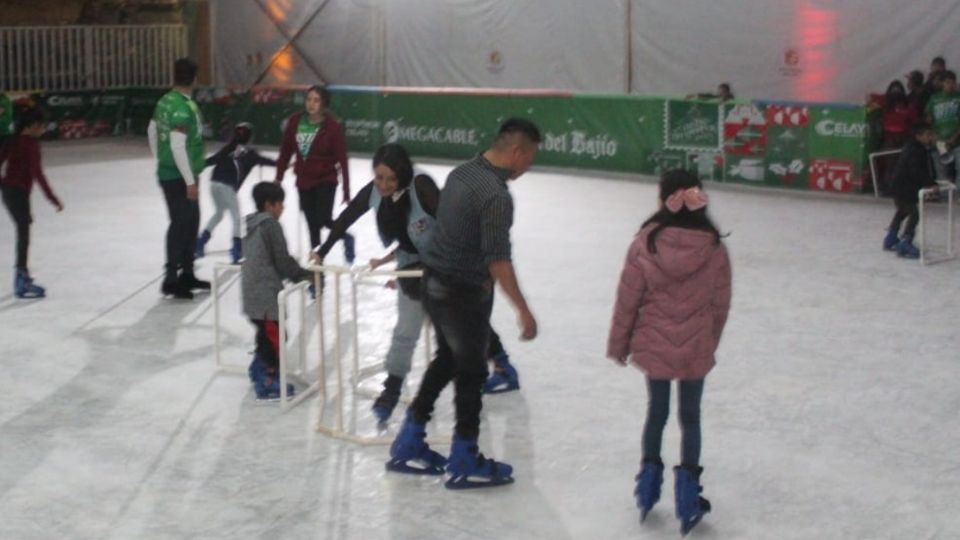 Chicos y grandes empezaron a disfrutar la pista de hielo.