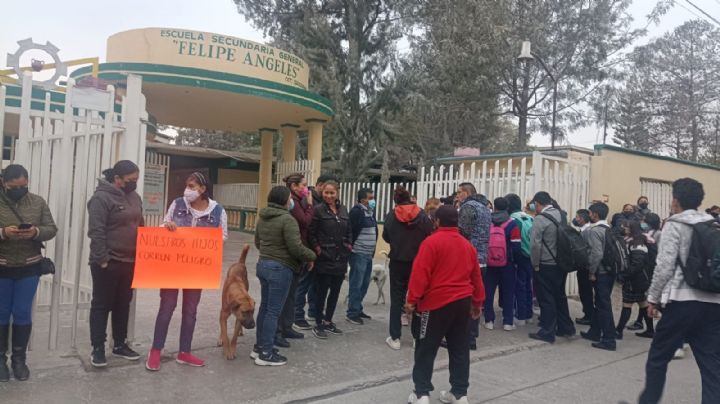 Padres de intoxicados en secundaria de Atotonilco de Tula toman la escuela | VIDEO