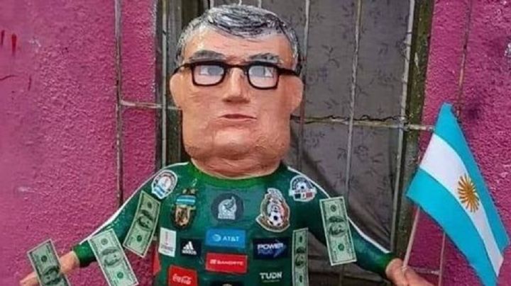 Piñata del “Tata” Martino, ya lista para pegarle en las posadas