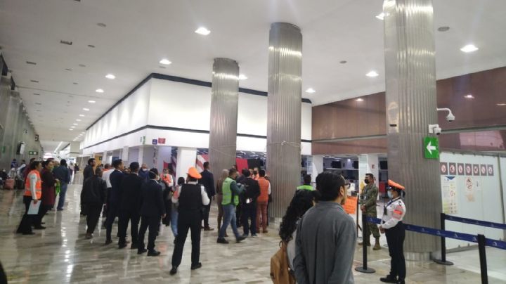 Marinos retiran a trabajadores de Interjet en huelga del AICM