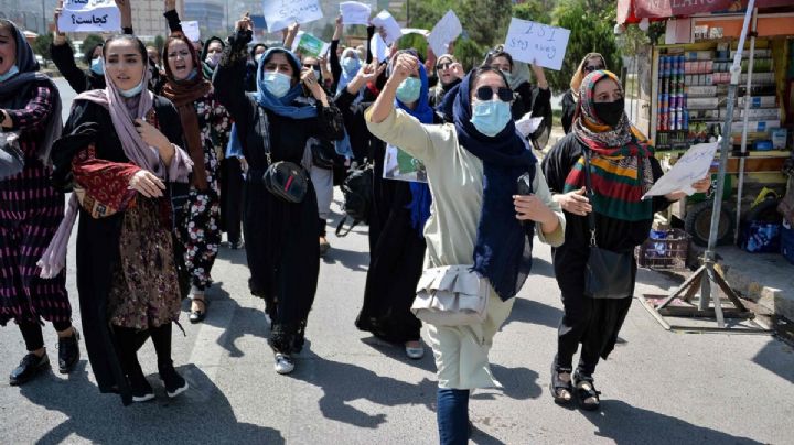 Gobierno de Afganistán prohíbe a las mujeres la educación universitaria