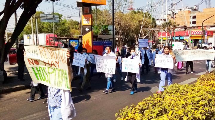 Médicos pasantes de Pemex marchan para exigir se les pague su aguinaldo