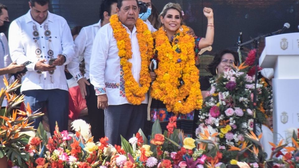 El senador Félix Salgado, su hija y gobernadora Evelyn Salgado, así como Liz Adriana Salgado Pineda, otra de sus hijas y presidenta honoraria del DIF, se han visto beneficiados