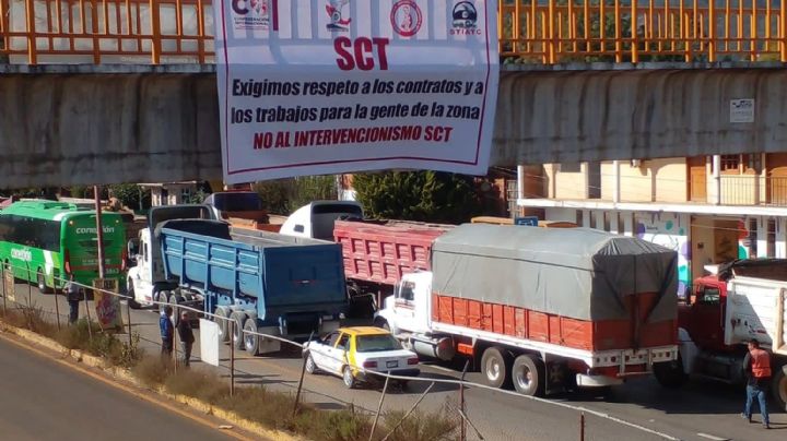 Vuelven camioneros a la Pachuca-Huejutla; segundo bloqueo en estas vacaciones