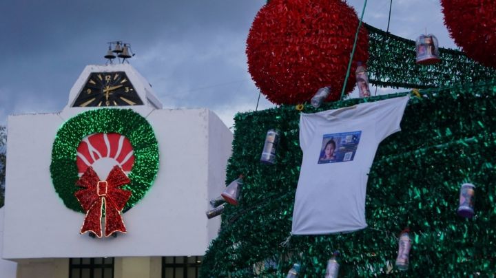 Protestan en árbol navideño con fotos de personas desaparecidas en Cancún