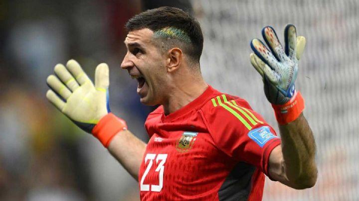 ¿Llegó el Karma? "Dibu" Martínez tendría los días contados en su equipo por sus actitudes