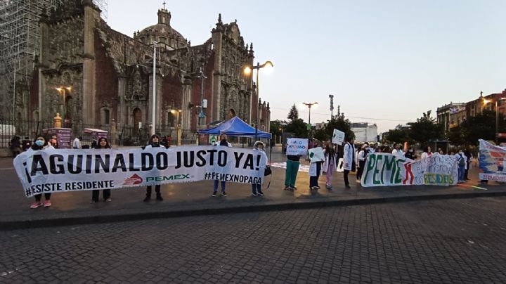Médicos pasantes de Pemex, con aguinaldo rasurado y forzados a firmar acusan