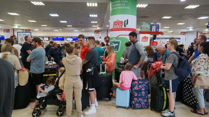 Turistas en aeropuerto de Cancún permanecen varados