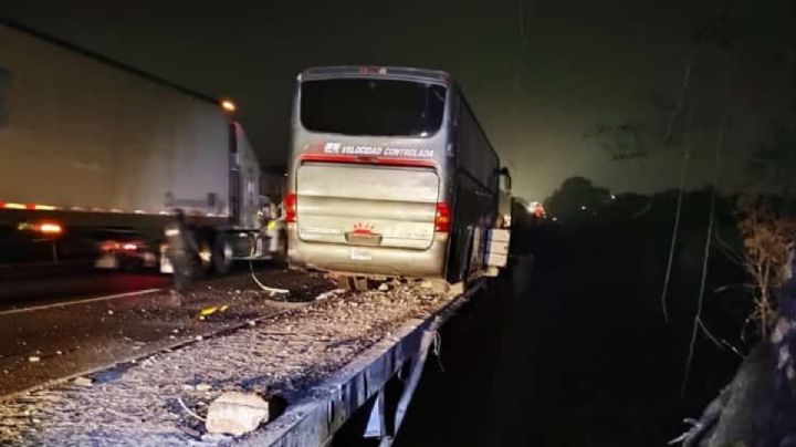 Autobús sin frenos casi cae a barranca en el puente de Metlac