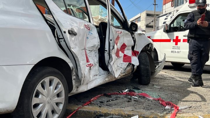 VIDEO: Patrulla a exceso de velocidad choca un taxi y deja 5 lesionados en Toluca
