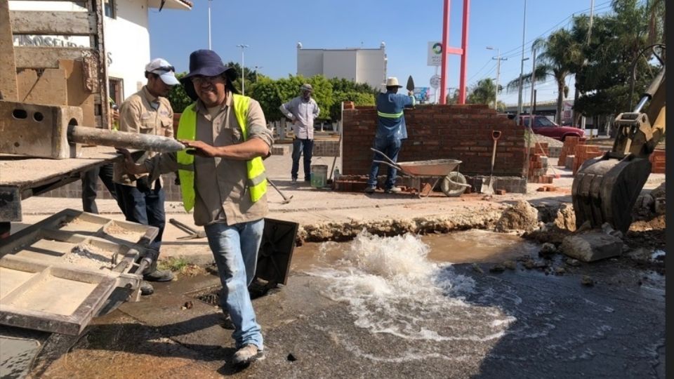 Pese a la fuga de agua, los trabajadores continuaron en la construcción de un muro de contención,