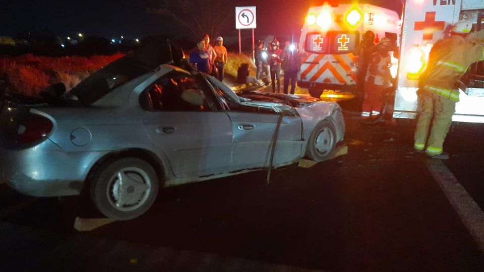 Del impacto, el conductor del vehículo y la mujer que viajaba como copiloto quedaron atrapados entre los fierros retorcidos de la parte frontal del automóvil.