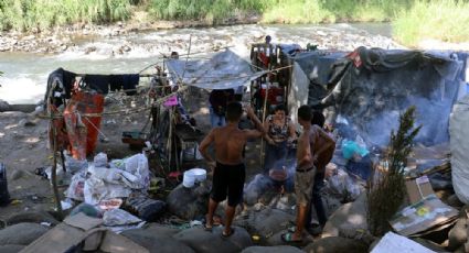 Migrantes improvisan colonia en el río Coatán, en Tapachula