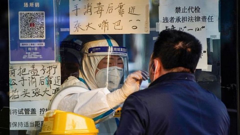 Hospitales en toda China se han visto desbordados por una explosión de casos de coronavirus