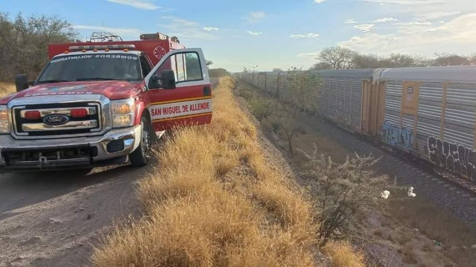 Madre e hijo viajaban en una cuatrimoto y murieron al ser embestidos por el tren.