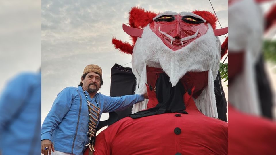 El brujo Enrique Marthen hizo el primer diablo gigante para quemar en año nuevo