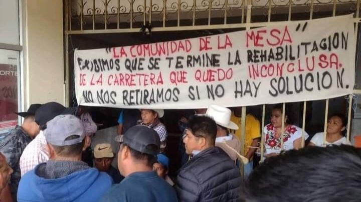 Por Estafa siniestra, pobladores toman alcaldía de Huautla y retienen a 52 empleados