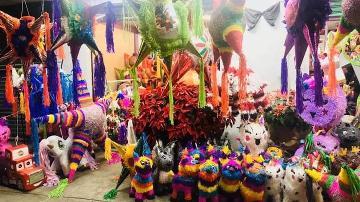 "El kilómetro de la piñata", el lugar que mantiene viva la tradición navideña
