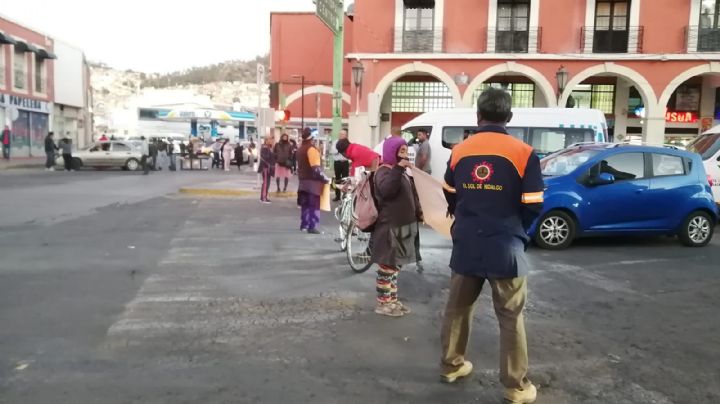 Bloqueo en centro de Pachuca desquicia el tránsito; esto se exigen