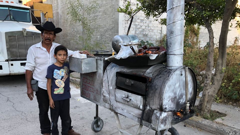 Don Juan Rivera Olivares sale con su carrito de camotes, dice que su tradición se está acabando