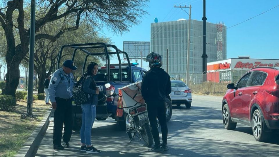 Autoridades policiacas revisan a ocupantes de motocicletas en la ciudad.