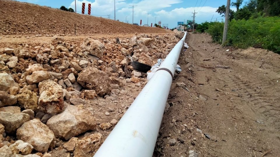 La empresa Gas Natural del Noroeste aprovecha las obras en el bulevar Luis Donaldo Colosio para colocar un sistema de transporte de gas natural, el cual ha provocado protestas sociales en Cancún