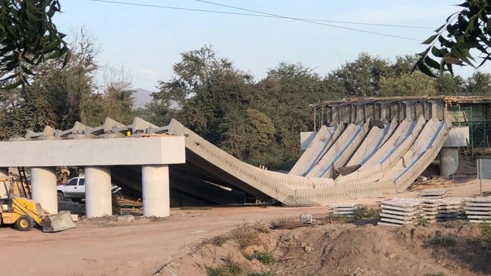 El derrumbe del puente El Quelite se registró la tarde del sábado; autoridades afirman que las vigas colapsaron tras una mala maniobra de la empresa responsable de la obra