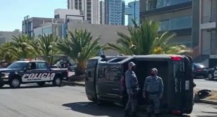 Alerta vial en Zona Plateada: Choca camioneta contra palmera y vuelca