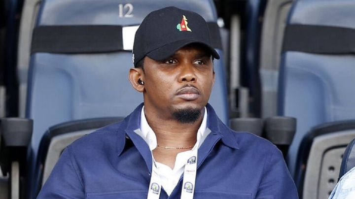 VIDEO: Samuel Eto'o da patada voladora a youtuber que lo abordó en Qatar