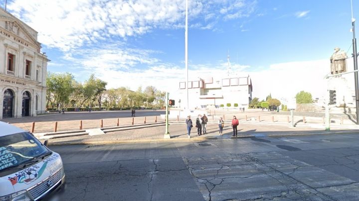 Por descuido, adolescente casi es atropellado por ambulancia en Pachuca | VIDEO