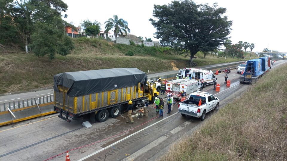 El conductor de un torton perdió el control y arrolló a cuatro personas, una de ellas murió en el lugar.