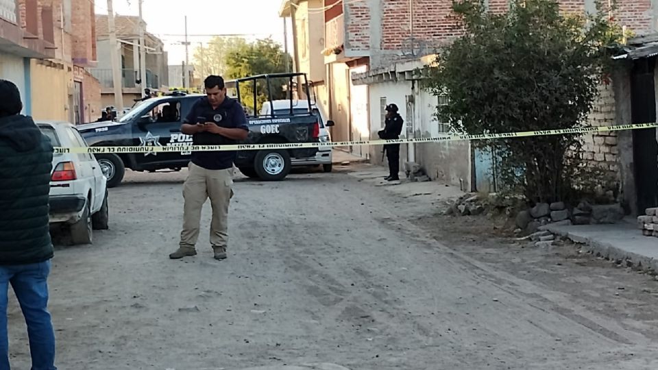 Policías delimitaron la zona y alejaron a decenas de curiosos.