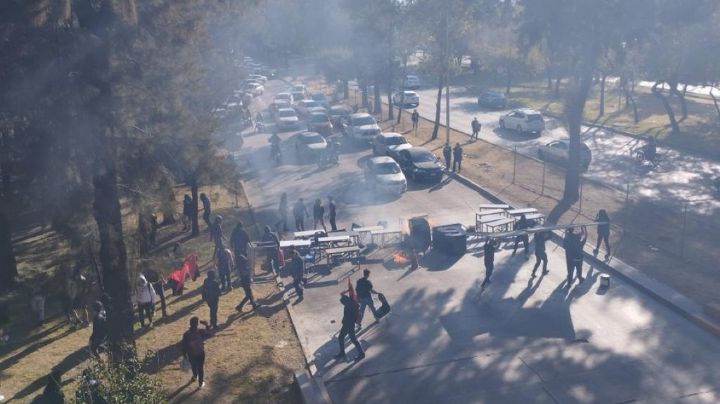 VIDEO: Alumnos de Prepa 2 bloquean Churubusco en protesta por casos de acoso sexual