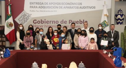 Menores con discapacidad auditiva reciben equipos de audición especializados en Puebla