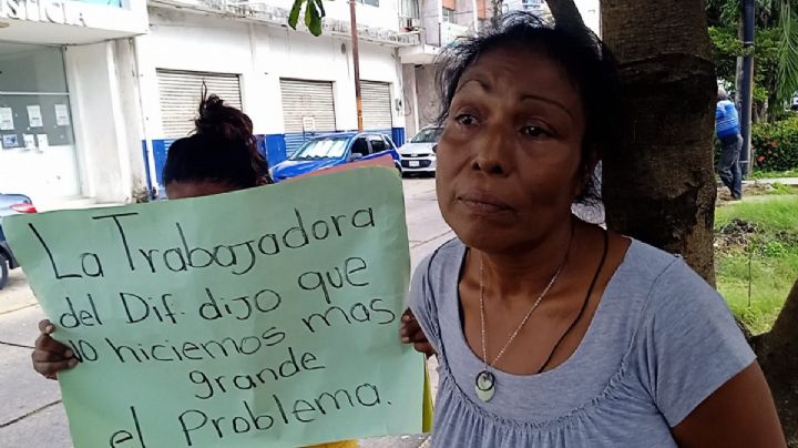 Abuela de bebé rescatada se encadena para exigir su entrega en Coatza