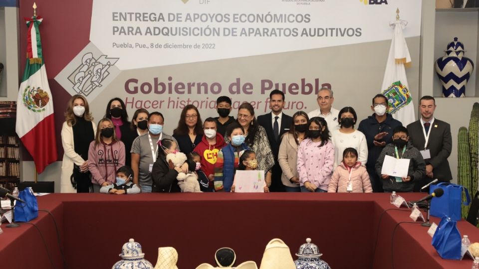 Menores con discapacidad auditiva reciben equipos de audición especializados en Puebla