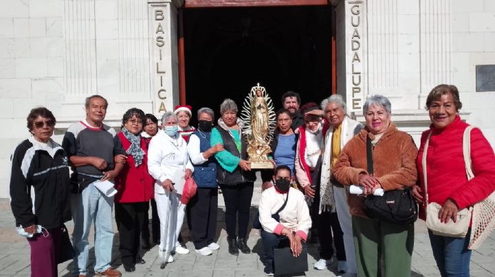 Adultos mayores visitan La Villita; piden salud a la Virgen de Guadalupe