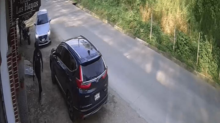 VIDEO: Auto se sale del camino y arrolla a policía estatal en Xalapa 
