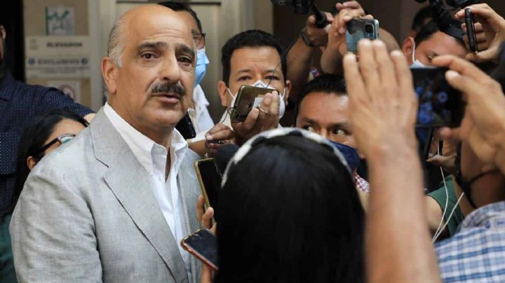 Ricardo Ahued pagó medio millón por 160 libros que entregó en su informe en Xalapa