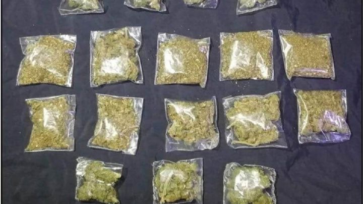 Caen dos en la Cuauhtémoc; los sorprenden intercambiando bolsitas con hierba verde