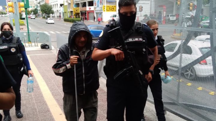 ¡Más policías así!, elogian acción de agente que auxilió a invidente