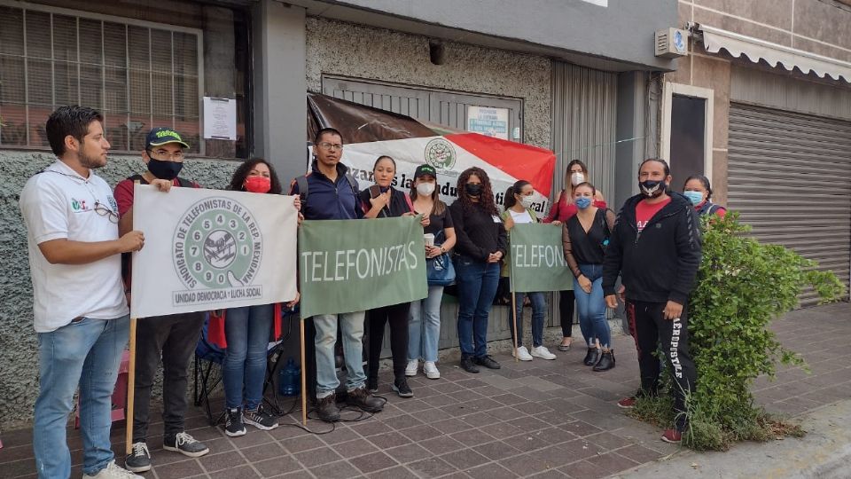 Trabajadores del Sindicato de Telefonistas se hicieron presentes afuera de las instalaciones de Telmex en la zona centro de León